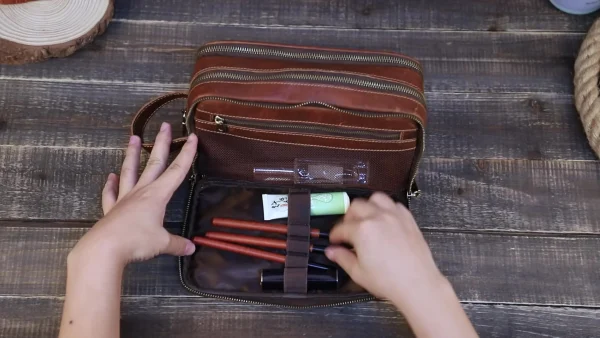 Trousse de toilette Lido6 Trousse de toilette en cuir Lido ouverte utilisée